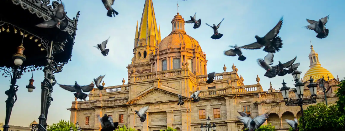 La capital de Jalisco combina tradición y modernidad, proyectando su impacto económico y cultural internacionalmente como polo de atracción de empresas y talento.
